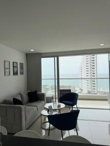 a living room with a couch and a table and chairs at Tu apartamento en la playa piso 10 in Cartagena de Indias