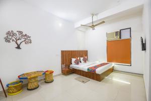 Postel nebo postele na pokoji v ubytování FabHotel Rajhans