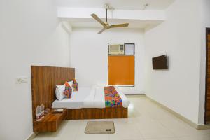 Postel nebo postele na pokoji v ubytování FabHotel Rajhans