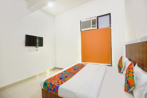 TV a/nebo společenská místnost v ubytování FabHotel Rajhans