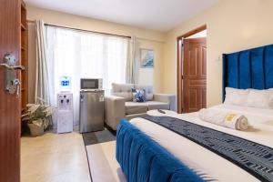 een hotelkamer met twee bedden en een woonkamer bij Cyan Studio with free WI-FI in Nanyuki