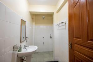 een witte badkamer met een wastafel en een douche bij Cyan Studio with free WI-FI in Nanyuki