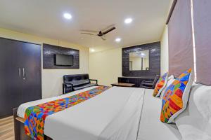 Un dormitorio con una cama grande y un televisor. en Via AB Top, en Coimbatore 21 fotos más