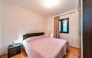 une chambre avec un lit, une commode et une fenêtre dans l'établissement Villa Green by Villas Guide, à Potirna 38 autres photos