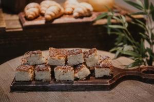 Un puñado de brownies en un plato sobre una mesa en Home Hotel Norre Park, en Halmstad