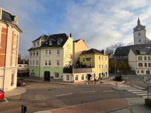 un groupe de bâtiments dans une rue urbaine dans l'établissement Ferienwohnung Mittweida-City "Schacherhaus" - direkt im Stadtzentrum der Hochschulstadt Mittweida, à Mittweida
