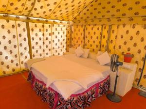 une chambre avec un lit dans une tente dans l'établissement Desert Surprise Resort, à Jaisalmer