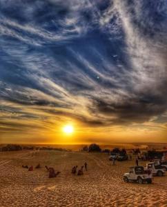 un groupe de personnes dans le désert au coucher du soleil dans l'établissement Desert Surprise Resort, à Jaisalmer 21 autres photos
