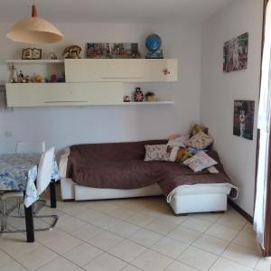 Sunny house Tuscany في La Bandita: غرفة نوم مع سرير ورفوف على الحائط