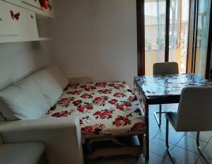 Sunny house Tuscany في La Bandita: غرفة معيشة بها أريكة وطاولة مغطاة ببطانية مزينة بالزهور +16 صورة