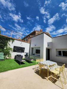 a patio with a table and chairs in a yard at Casa Patio del Vino in Ciudad-Rodrigo