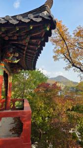 un techo de un edificio con vistas a un valle en Stay jongno238, en Seúl