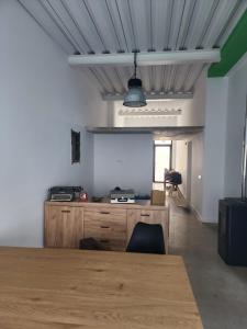 an empty room with a table and a projector at Casa Patio del Vino in Ciudad-Rodrigo +2 photos