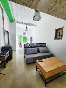 a living room with a couch and a table at Casa Patio del Vino in Ciudad-Rodrigo