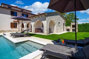 Bazén v ubytování Holiday house Casa Mia with a private swimming pool nebo v jeho okolí