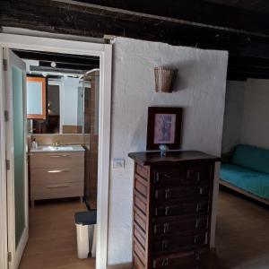 a bathroom with a sink and a dresser in a room at El Caserio de Araña, Cercados de Araña in Los Cercados