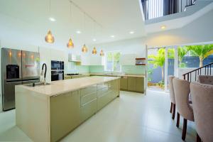 Η κουζίνα ή μικρή κουζίνα στο Blossom Villa Thalawathugoda