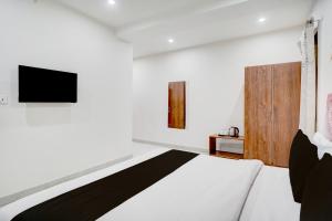 Μια τηλεόραση ή/και κέντρο ψυχαγωγίας στο Townhouse Sarai Rohilla Railway Station Formerly Fortune Residency