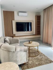 ein Wohnzimmer mit Sofa und Tisch in der Unterkunft Villa Bun Blessi in Pesanggaran