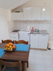 Η κουζίνα ή μικρή κουζίνα στο Apartments Laura - Mljet