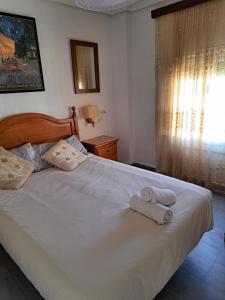 ein Schlafzimmer mit einem Bett mit Handtüchern darauf in der Unterkunft Casa del Convento II in Montán