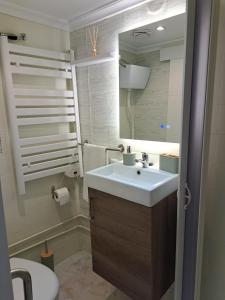 ein Badezimmer mit Waschbecken und Spiegel in der Unterkunft Casa del Convento II in Montán