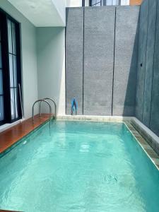 ein großer Pool mit blauem Wasser in einem Gebäude in der Unterkunft Villa Bun Blessi in Pesanggaran