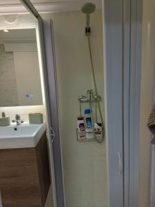 ein Badezimmer mit Dusche, Waschbecken und Spiegel in der Unterkunft Casa del Convento II in Montán + 26 Fotos