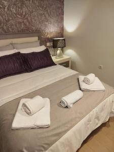 Un dormitorio con una cama con toallas. en Vivienda Turística Constitución Úbeda, en Úbeda