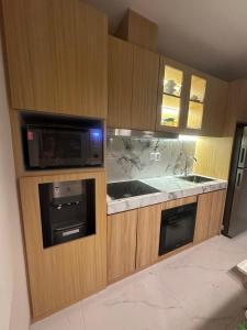 eine Küche mit Mikrowelle und Spüle in der Unterkunft Villa Bun Blessi in Pesanggaran + 66 Fotos