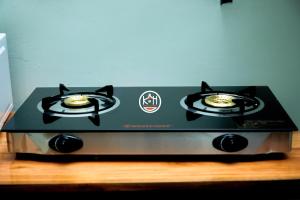 ein Herd mit zwei Brennern darauf in der Unterkunft Kwangu Homes Dodoma Collection in Dodoma
