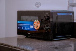 eine Mikrowelle auf einer Theke in der Unterkunft Kwangu Homes Dodoma Collection in Dodoma + 14 Fotos