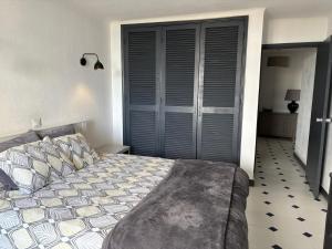 een slaapkamer met een groot bed en een kast bij Coral By Albufeira Rental in Albufeira +15 foto's