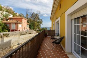 Un balcón con dos sillas y una mesa. en Living4Malaga Sky Garden Duplex, en Málaga