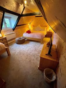 a bedroom with a bed in a attic at Charming 3 bed kent Cottage in Chilham