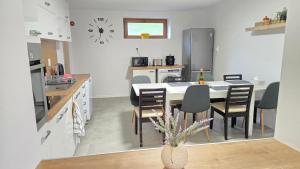 een keuken met een tafel en stoelen in een kamer bij Dom Hlohovec Center in Hlohovec