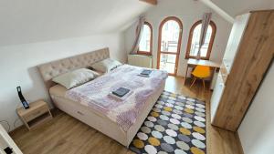 een kleine slaapkamer met een bed en een kleed bij Dom Hlohovec Center in Hlohovec