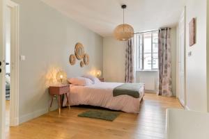 Un dormitorio con una cama y una ventana grande. en Coeur de Presqu ile Hotel Dieu AC, en Lyon