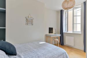 Un dormitorio con una cama y un escritorio y una ventana. en Coeur de Presqu ile Hotel Dieu AC, en Lyon 18 fotos más