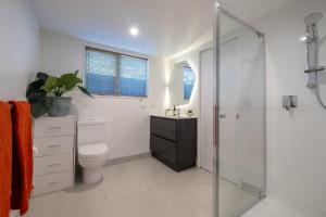 Koupelna v ubytování Bright Modern Guesthouse - Free Parking, Near CBD + 32 fotografií