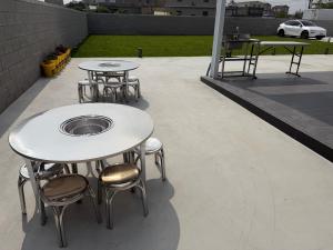 Dos mesas y sillas en un patio. en Six Children, en Gongguan 20 fotos más