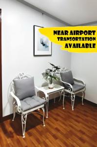 deux chaises et une table dans une pièce dans l'établissement Thai Nee Homestay, à Manille