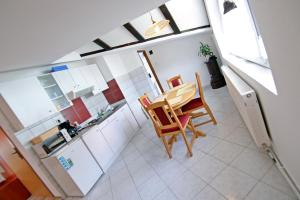 Apartment house Lalita的厨房或小厨房
