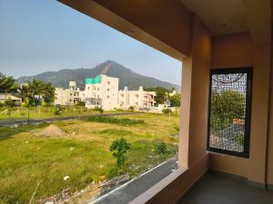 Nespecifikovaný výhled na hory nebo výhled na hory při pohledu z penzionu