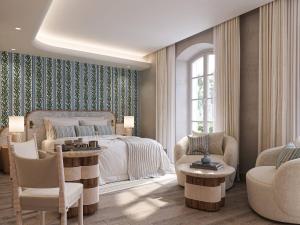 una camera da letto con un letto, un tavolo e delle sedie di Hôtel de La Fontaine a Lourmarin Altre 12 foto