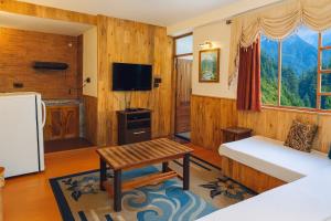 TV a/nebo společenská místnost v ubytování Manu Villa, Manali - A Beautiful Cottage towards Snow Capped Mountains + 23 fotografií