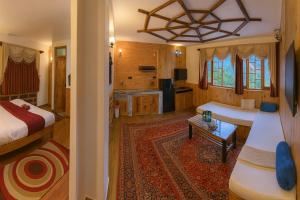 Postel nebo postele na pokoji v ubytování Manu Villa, Manali - A Beautiful Cottage towards Snow Capped Mountains