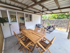 Balkón nebo terasa v ubytování Tipima Guesthouse - Your Cozy Beach Escape