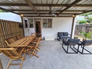 Posezení v ubytování Tipima Guesthouse - Your Cozy Beach Escape + 4 fotografie