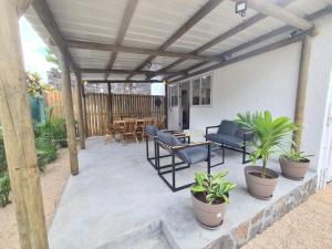 Patio nebo venkovní prostory v ubytování Tipima Guesthouse - Your Cozy Beach Escape